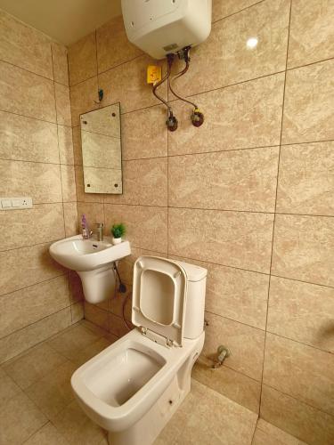 a bathroom with a toilet and a sink at Peaceful Stay at Vrindavan in Vrindāvan