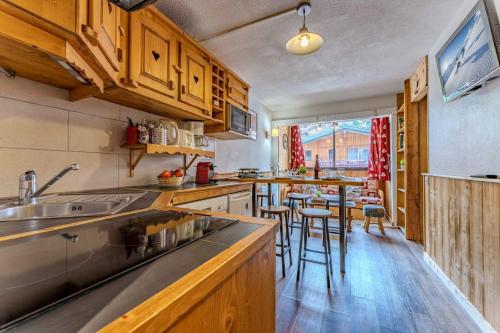 Comfy Ski-Side Hideaway w Views