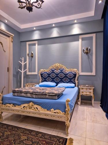 a bedroom with a king sized bed in a room at Galleria 1 in New cairo