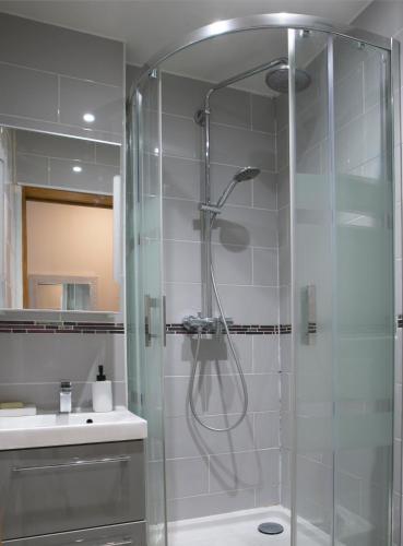 1 Bedroom next to Champs Elysees