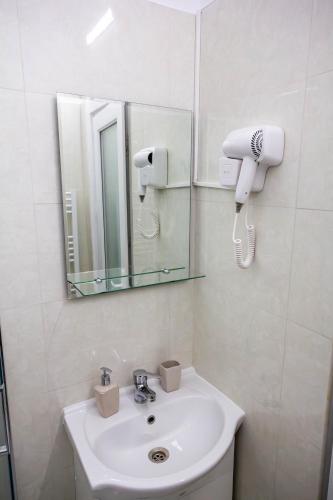 a bathroom with a sink and a mirror at Sun Studio Onești in Onești