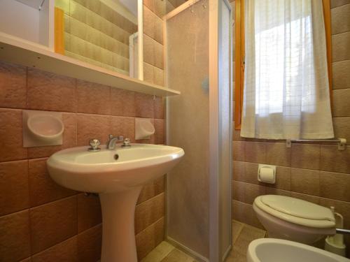 リニャーノ・サッビアドーロにあるVilla Bettyのバスルーム(洗面台、トイレ付)