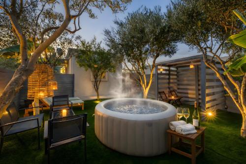 Hot Tub - 5 min to Beaches - Private Garden - Netflix