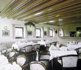 ein Esszimmer mit weißen Tischen und Stühlen in der Unterkunft Hotel Landhaus Moritzburg in Moritzburg