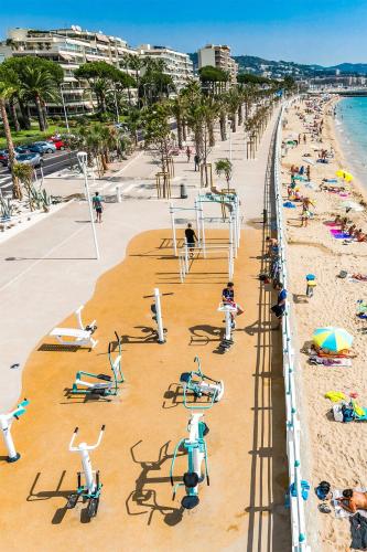 2 pieces avec piscine, 150m plage Cannes