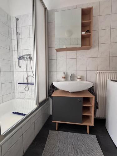 a bathroom with a sink and a shower at Altstadtnest - gemütliche Wohnung nahe der Burg in Donnerberg