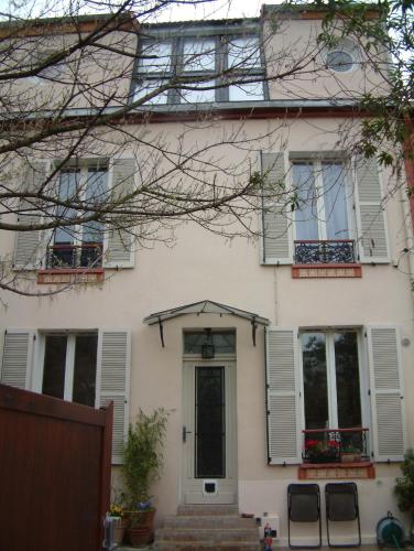 Grande maison 4 chambres, jardin, 3km Paris, proche transports et commerces