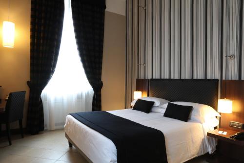 Una cama o camas en una habitación de TH Roma - Carpegna Palace