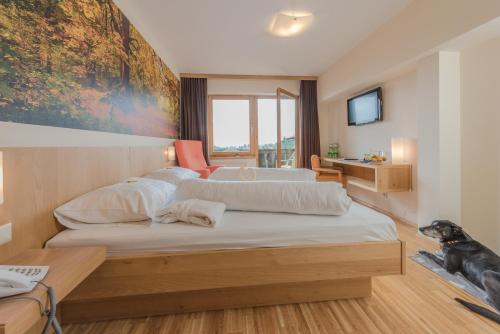 Cama o camas de una habitación en Almfrieden Hotel & Romantikchalet