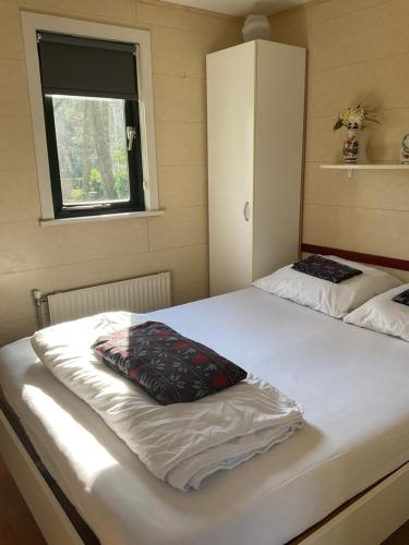 two beds in a small room with a window at Chalet C5 in Heel