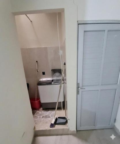 a room with a mop on the floor next to a door at Apartamento Paraiso Nuquí in Nuquí
