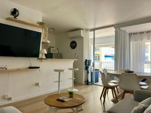 Climatisé et Spacieux avec Terrasse, Centre Port et Proche Mer - 6 Personnes