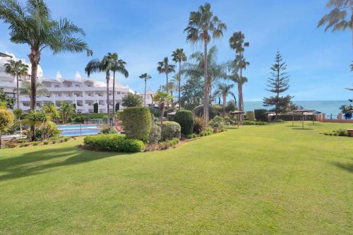 Lujoso adosado frente al mar con piscina y jardín - RIVIERA ANDALUZA 3