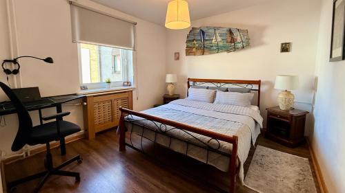a bedroom with a bed and a desk and a chair at Gael Stary Rynek 1 in Elblag