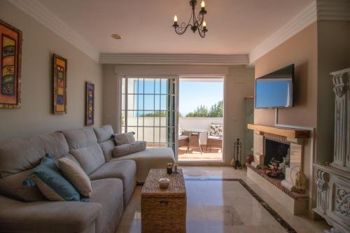 Ático familiar con terraza y bonitas vistas al mar en Marbella - Rio Real 282G