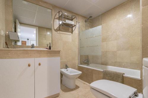 Ático familiar con terraza y bonitas vistas al mar en Marbella - Rio Real 282G