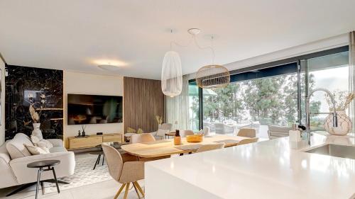 Luxury Penthouse with panoramic Sea & Mountain Views