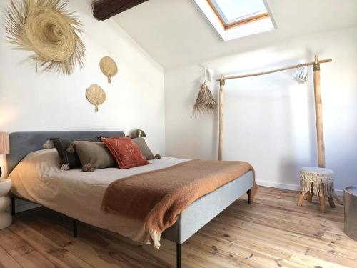 a bedroom with a bed and a skylight at Mon nid sous les toits in L'Isle-sur-la-Sorgue