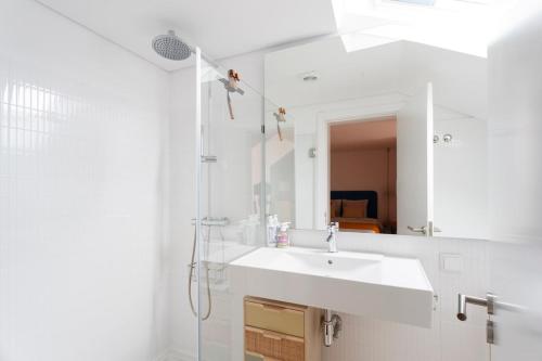 Sophisticated 3BR in Historic Chiado Sleeps 10