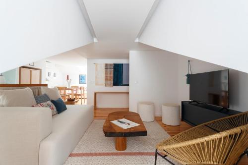 Sophisticated 3BR in Historic Chiado Sleeps 10