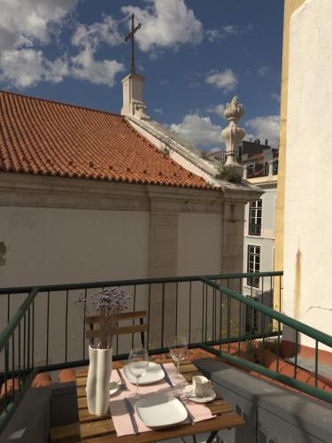 Sophisticated 3BR in Historic Chiado Sleeps 10