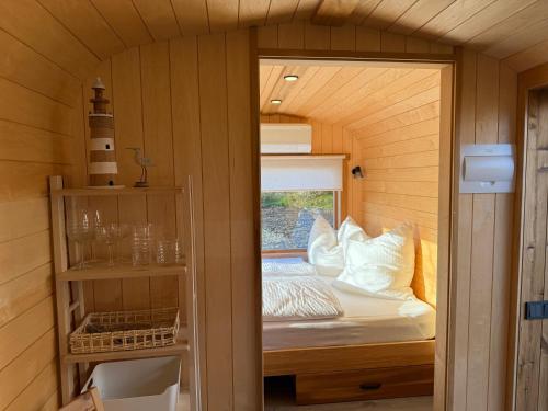 a small room with a bed and a window at Gut Osterhausen in Butjadingen
