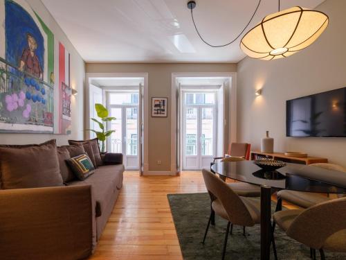 Cozy 1st Floor Flat Central Chiado District With Balconies and AC 19th Century building