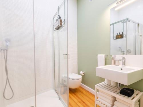 Cozy 1st Floor Flat Central Chiado District With Balconies and AC 19th Century building