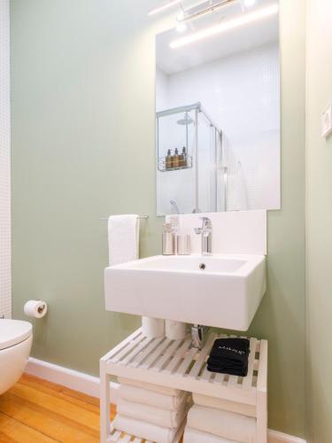Cozy 1st Floor Flat Central Chiado District With Balconies and AC 19th Century building