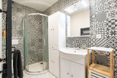a bathroom with a shower and a sink at T2 cocooning proche Paris et Disney in Lagny
