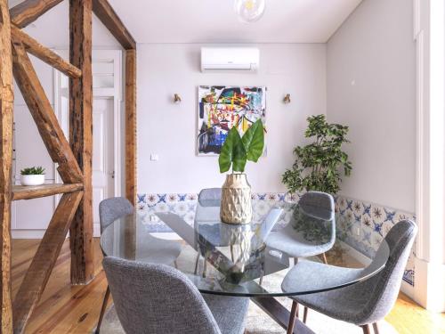 Alfama St George Castle District Fabulous 3 Bedrooms 2 Bathrooms AC Balcony 1st floor Apartment 19th Century Building