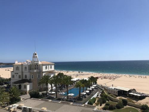 Mar no Horizonte - Seafront 2BR Apartment with Balcony and Garage