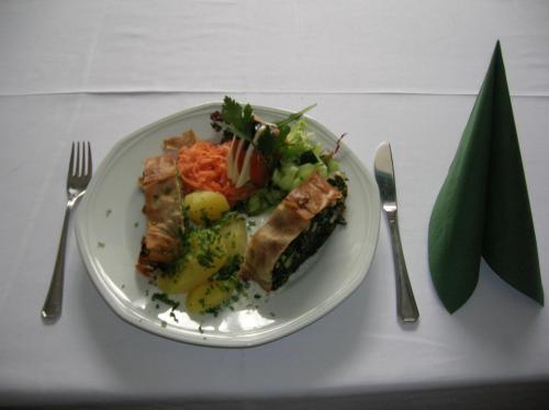 a plate of food with meat and vegetables on a table at Schlossbrauerei Weinberg - Erste oö. Gasthausbrauerei in Kefermarkt