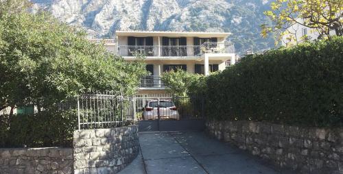 una casa con un coche aparcado delante de ella en Apartments Vojvoda, en Kotor