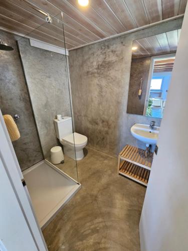 a bathroom with a shower and a toilet and a sink at T1 com Vista Mar em Sao Roque do Pico Residências Requinte in São Roque do Pico