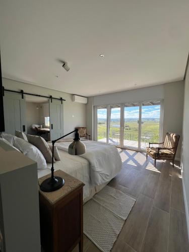a bedroom with a bed and a table with a lamp at Buenos Vientos Casa de Campo in Maldonado