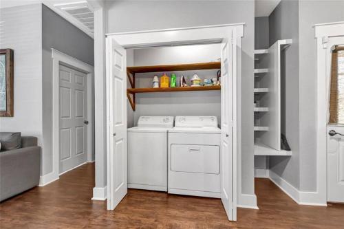 a laundry room with a washer and dryer at Vibrant Vacation Escape with Fast WIFI and KING BED Close to Downtown Houston! in Houston