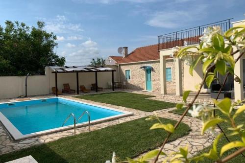 Family friendly house with a swimming pool Zadar - 25391