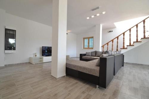 Family friendly house with a swimming pool Zadar - 25391