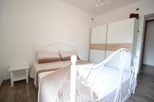Family friendly house with a swimming pool Zadar - 25391