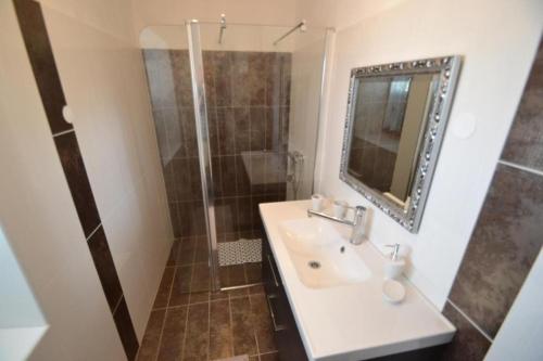 Family friendly house with a swimming pool Zadar - 25391