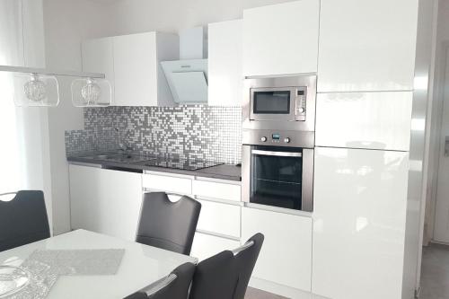 Apartments with parking space Medulin - 25408