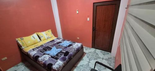 a small bedroom with a bed and a door at Casa de Lewis in San Cristóbal