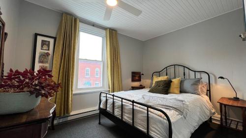 a bedroom with a bed and a window at Maison Quartier du Musée in Gatineau
