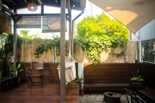 a patio with stairs and a fence and a chair at 都蘭朋友家 Dulan Friends Hostel in Donghe