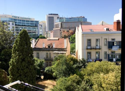 - une vue sur une ville avec des bâtiments et des arbres dans l'établissement O Quinto Esquerdo, à Lisbonne