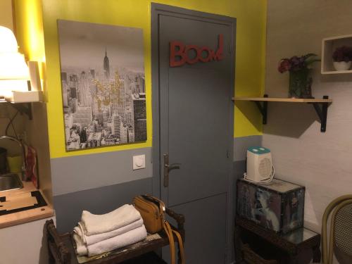 Studio Maryline de 18 m2 - Calme - Rez de chaussée sur patio Privé - Grand Canapé-Lit Clic Clac pour 2 personnes - Kitchenette - Salle de bain - 5 minutes du Métro Brochant de la ligne 13,Bus 54,74 et 31 vers sites touristiques