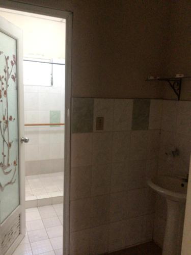 a bathroom with a shower and a sink at La casa de ito la chorrera in La Chorrera