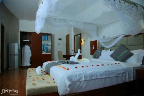 ein Schlafzimmer mit einem großen Bett, auf dem ein Schwan abgebildet war in der Unterkunft Explore Bahirdar Hotel in Bahir Dar
