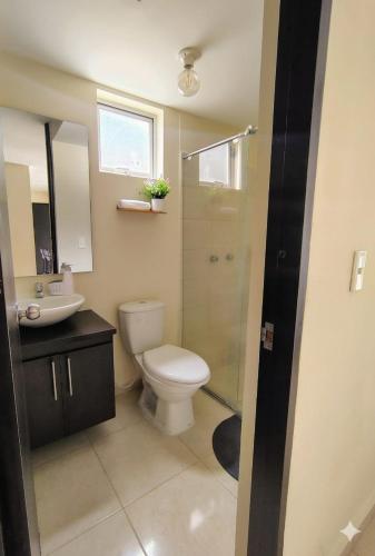 a bathroom with a toilet and a sink and a shower at Apartamento de 3 habitaciones al Norte de Armenia - excelente ubicación - parqueadero privado in Armenia